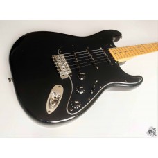 '1976 Fender® Stratocaster Black w/case